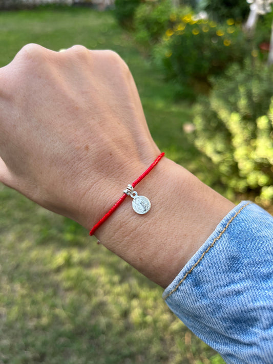 Pulsera de hilo rojo con cristales rojos  y San Benito en plata, ajustable de 15cm a 20cm