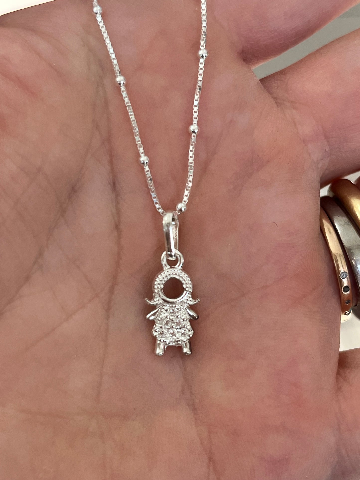 Niña de plata con circones (sin cadena)