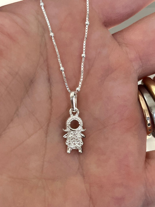 Niña de plata con circones