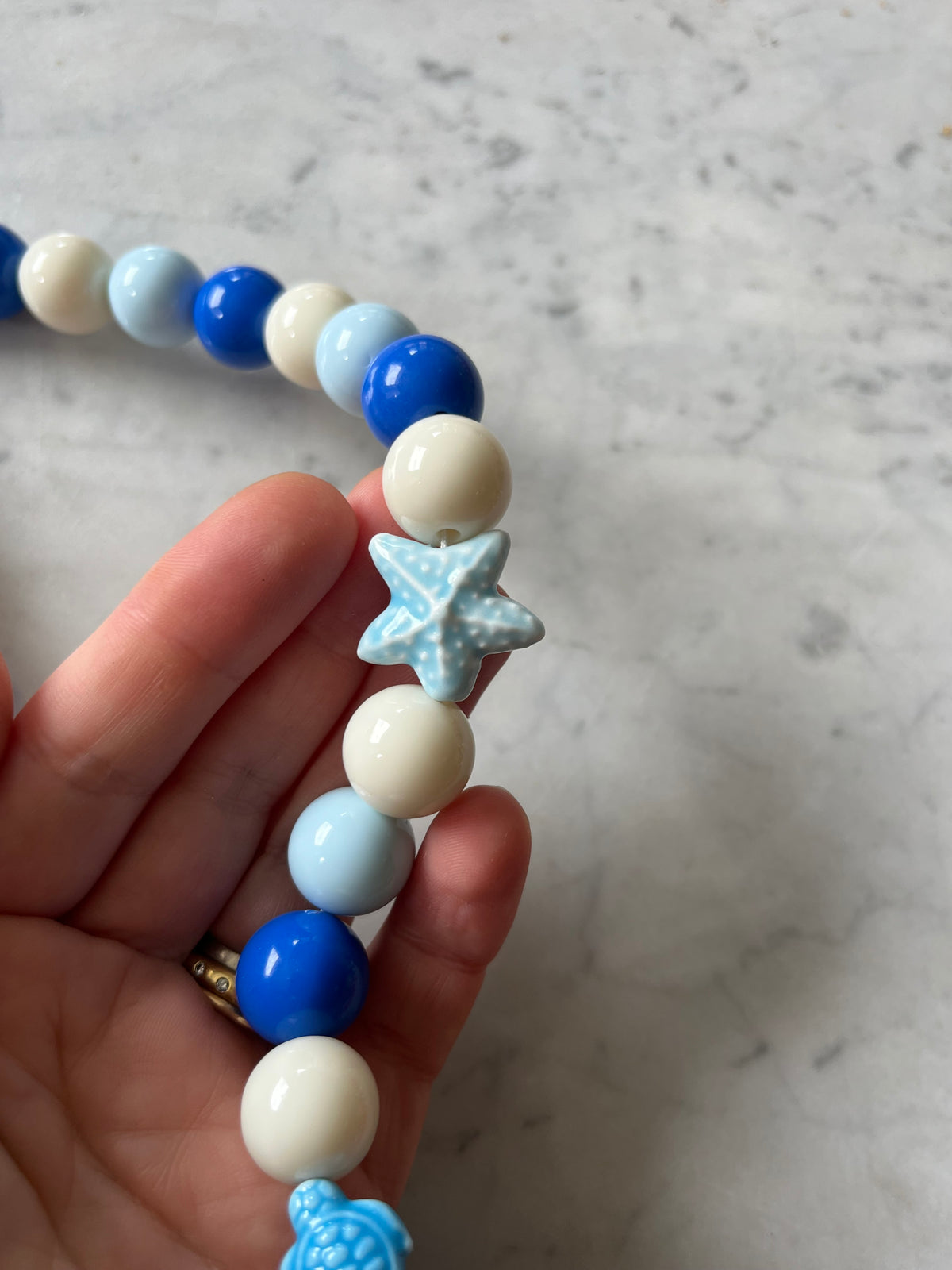 Maxi collar resina azul con estrellas de mar – Brisa Marina – Ana Diseño (foto 3)