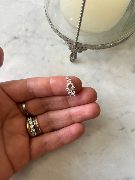 Niña de plata con circones de colores
