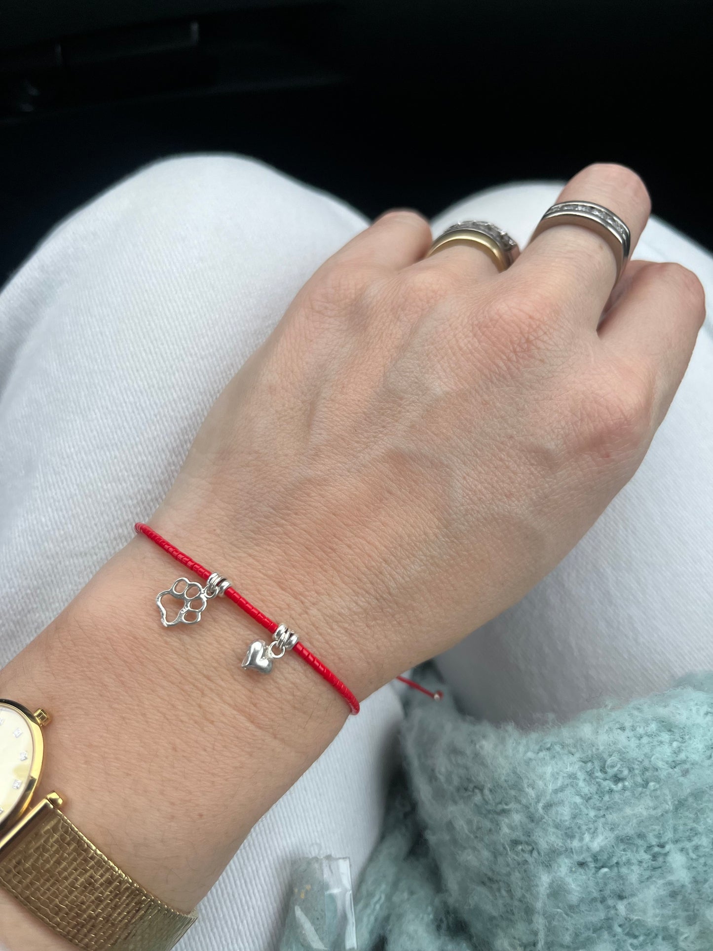 Pulsera hilo rojo cristales rojo, patita y corazón