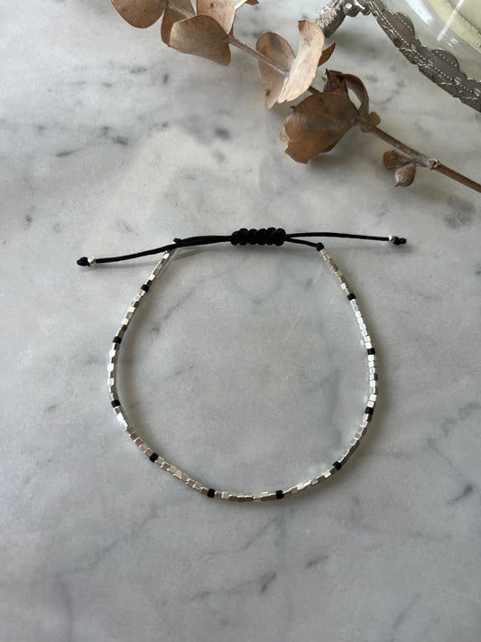 🖤 Pulsera Black Mini Cubes – Plata y Negro