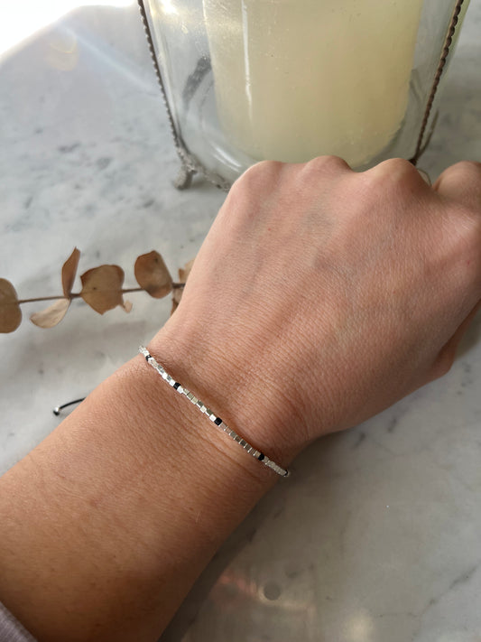 🖤 Pulsera Black Mini Cubes – Plata y Negro