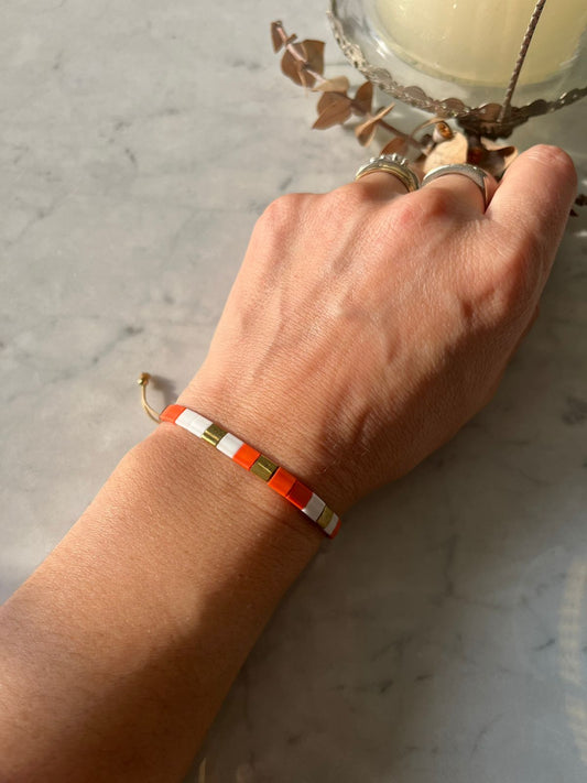 Pulsera de hilo con cristales de colores, naranjo y blanco, y detalles bañados en oro de 24k, ajustable de 15cm a 20cm