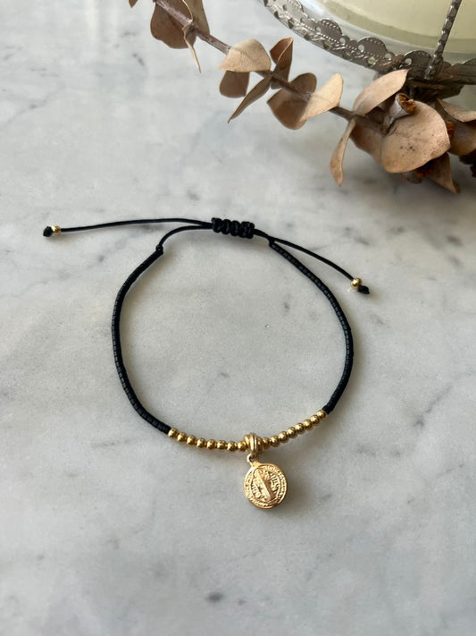 Pulsera hilo negro con cristales negros y San Benito Baño de oro 24k , ajustable de 15cm a 20cm
