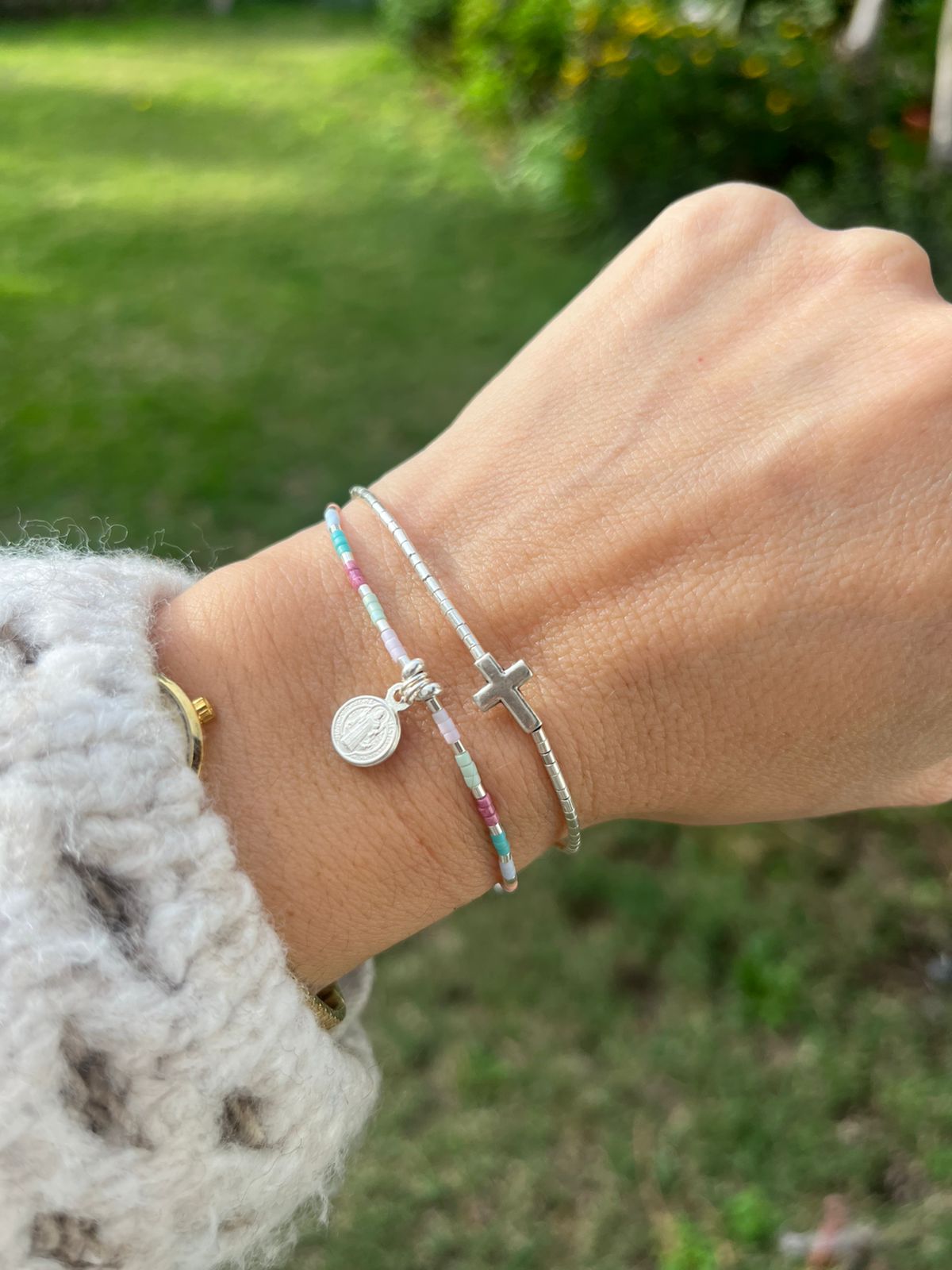 Pulsera de hilo gris con cristales de colores, San Benito y detalles de plata