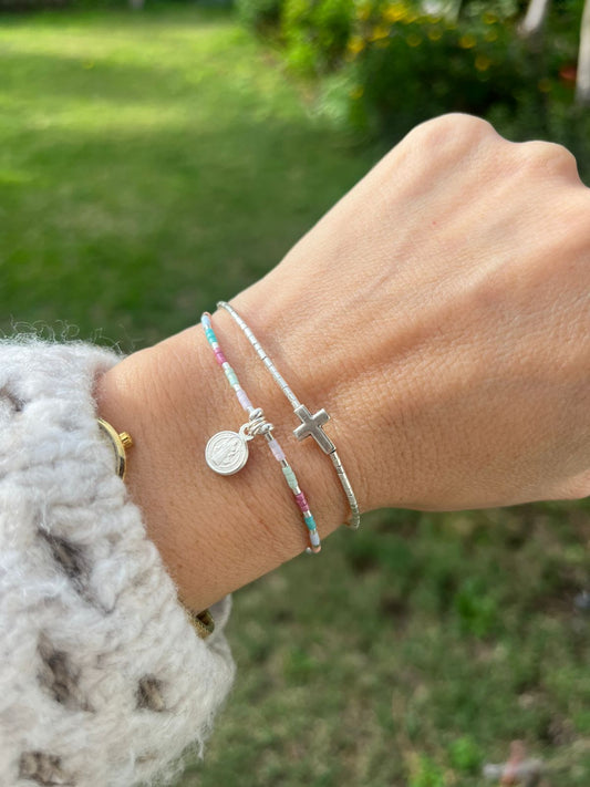 Pulsera de hilo gris con cristales de colores, San Benito y detalles de plata