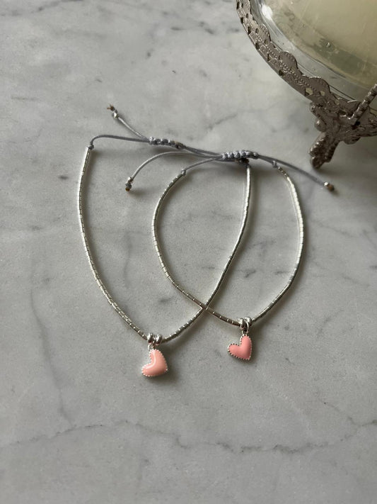 Pulsera de hilo gris con mostacillas de plata y corazòn de plata rosado