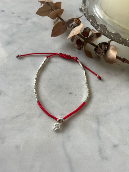 Pulsera de protección hilo gris con cristales rojos, mostacilla de plata y cruz de plata, ajustable de 15cm a 20cm