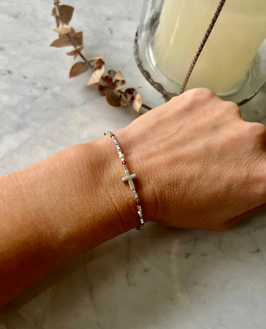 Pulsera de piedras naturales, detalles en plata  y cruz en plata