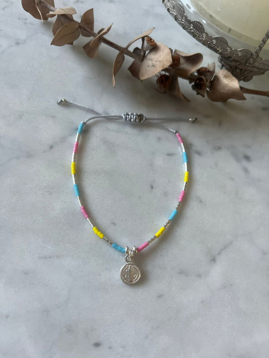 Pulsera de cristales de colores con medalla de San Benito 🌈✝️✨