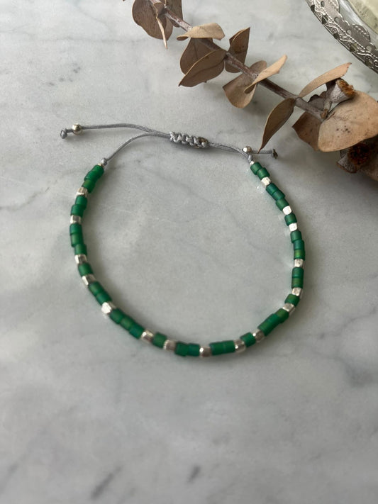 Pulsera hilo cris con cristales verdes y mostacillas de plata, ajustable de 15cm a  20cm