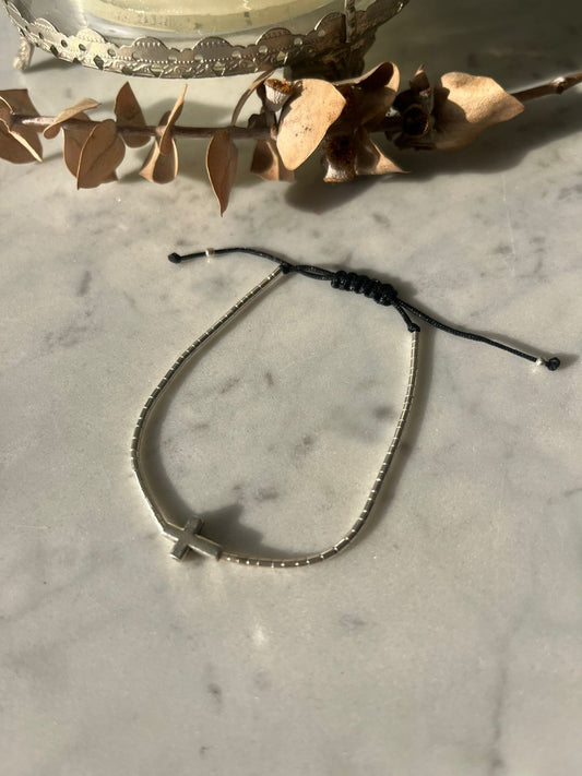 Pulsera  con mostacillas de plata con cruz de plata