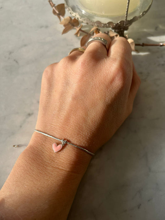 Pulsera de hilo gris con mostacillas de plata y corazón de plata rosado