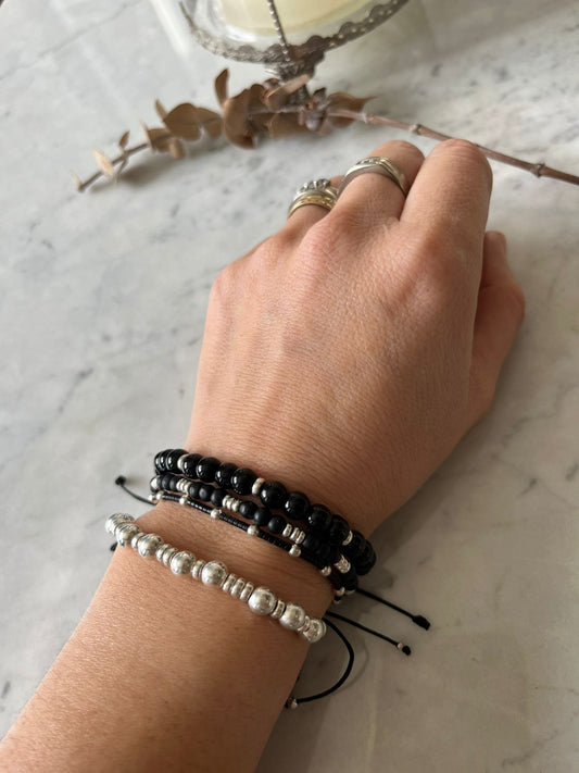 Pulsera hilo negro CON  Piedra Onix, con detalles de plata, ajustable de 15 a 20cm