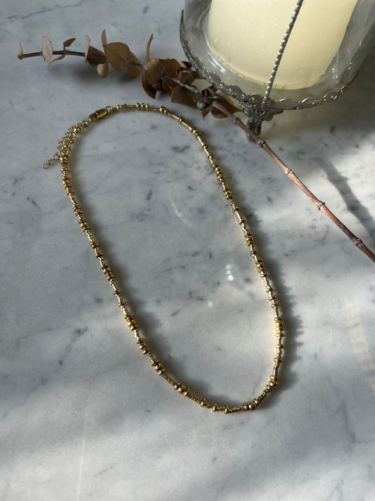 Collar con mostacillas baño de oro de 24k de 40cm