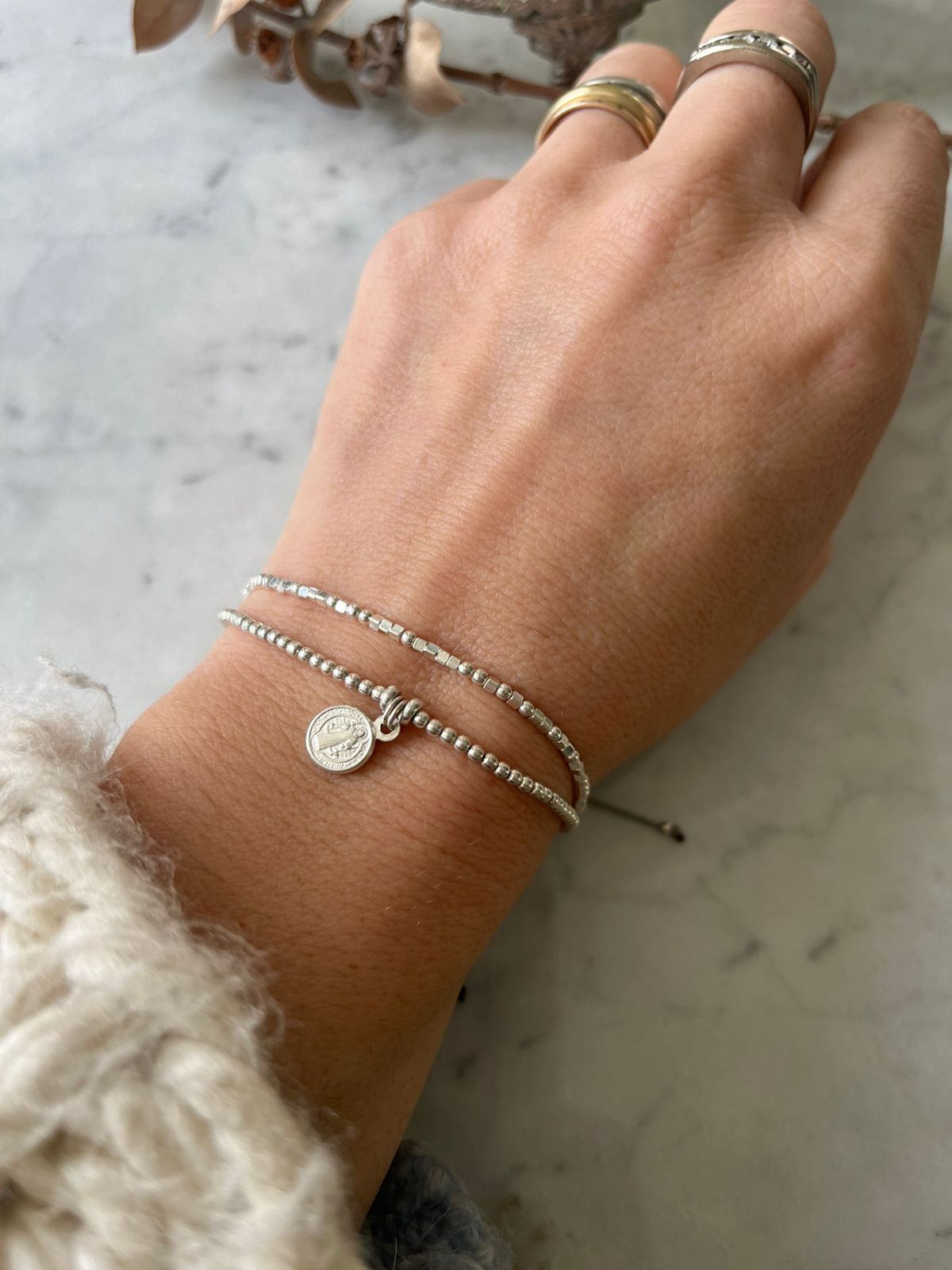Pulsera hilo gris, mostacillas de plata, y San Benito en plata ajustable de 15 a 20cm
