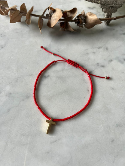 Pulsera hilo rojo con cristales rojos  y cruz en baño de oro, ajustable de 15cm a 20cm