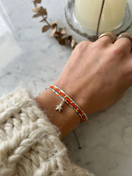Pulsera hilo gris, mostacillas de plata, , cristales de colores, niño de plata ajustable de 15 a 20cm