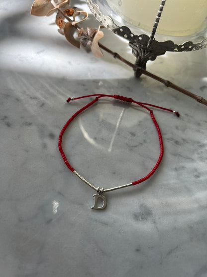 Pulsera de hilo rojo, cristales rojos, mostacillas de plata y letra D en plata, ajustable de 15 a 20cm