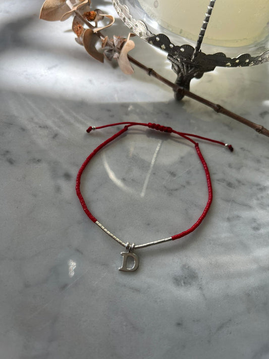 Pulsera de hilo rojo, cristales rojos, mostacillas de plata y letra D en plata, ajustable de 15 a 20cm