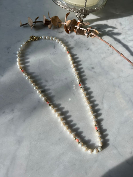 Collar perlas de rio con detalles de coral y baño de oro de 42cm