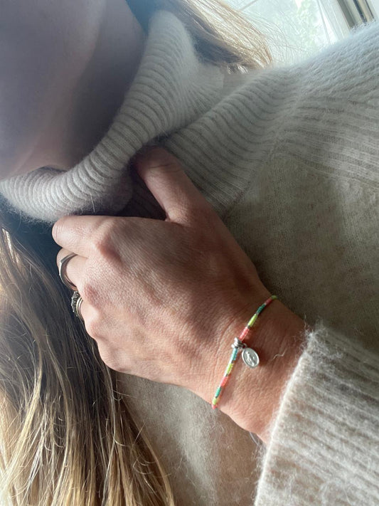 Pulsera cristales fluor, detalles en playa y virgen de los rayos o Virgen de los Milagros