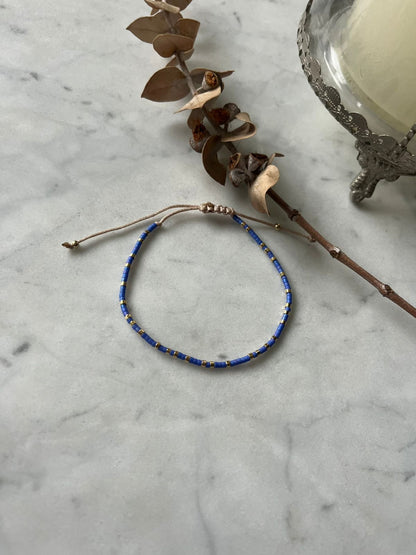 Pulsera cristales azules y detalles de baño de oro de 24k