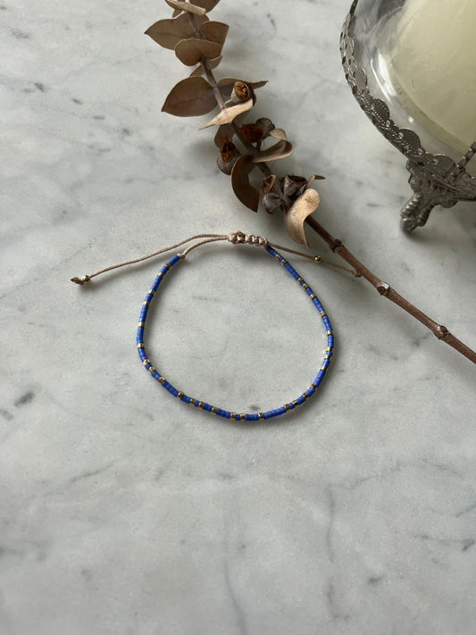 Pulsera cristales azules y detalles de baño de oro de 24k
