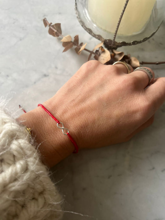 Pulsera de hilo rojo con cristales rojos e infinito en plata