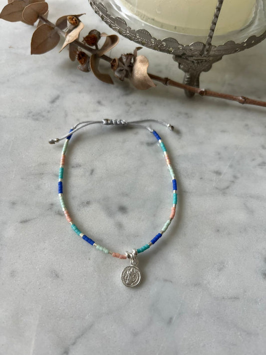 Pulsera Hilo Gris , cristales de colores, detalles en plata y San Benito, ajustable de 15 a 20cm