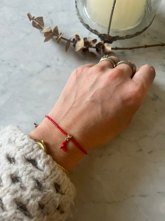 Pulsera hilo rojo de protección Coral Rojo con cristales rojo con detalles en baño de oro
