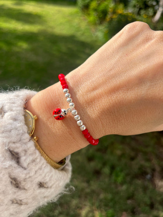 Pulsera Roja de Protección con Chinita – Buena Suerte y Energía Positiva