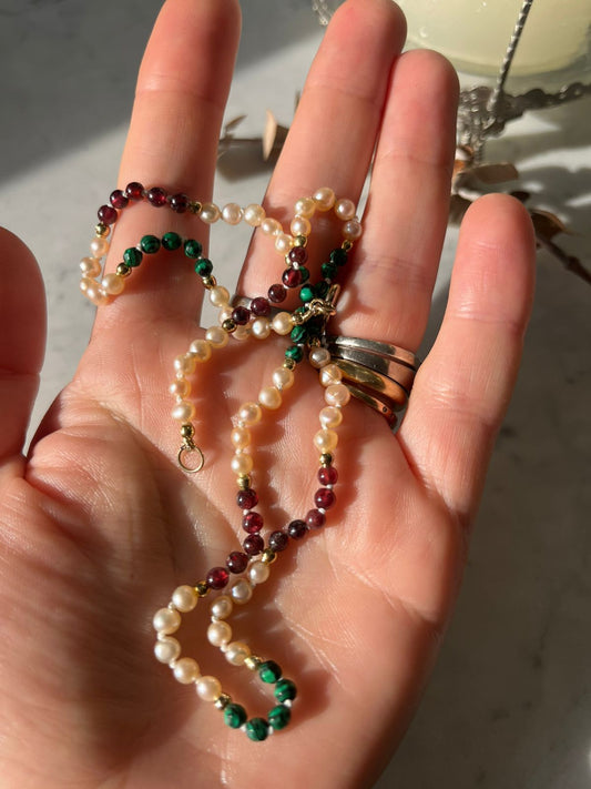 Collar de piedras naturales, granate, perlas de rio , detalles en baño de oro de 40cm
