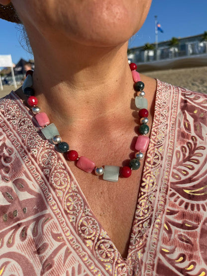 Collar de agatas teñidas y plata